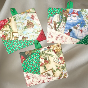 Christmas Patchwork Quilt Potholders Set – Handmade Holiday Kitchen Decor
